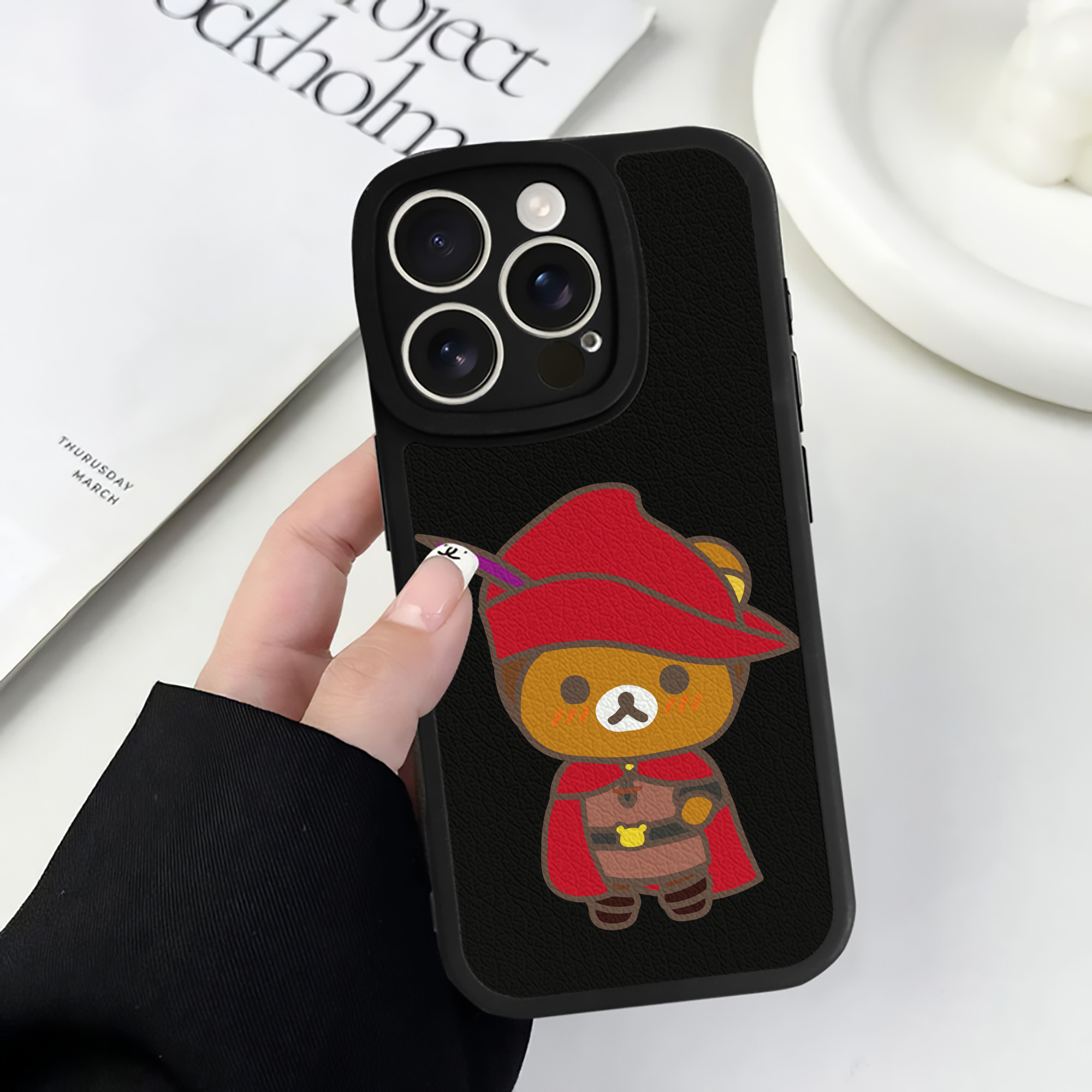 （画像用） リラックマ リラックマ キイロイトリ Rilakkuma Korilakkuma Kiiroitori 【iPhone 16シリーズ対応】シリコンスマホケース（レザー調） 材質：シリコン